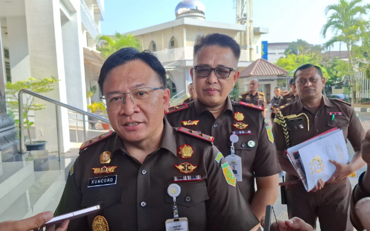 Foto Kajati DIY Sri Kuncoro didampingi Wakajati DIY  Andi Suharlis memberikan keterangan kepada awak media setelah menerima Kunjungan Kerja Spesifik Komisi III DPR RI di Kantor Kejati DIY. (Foto: Fajar R/Ketik.com)