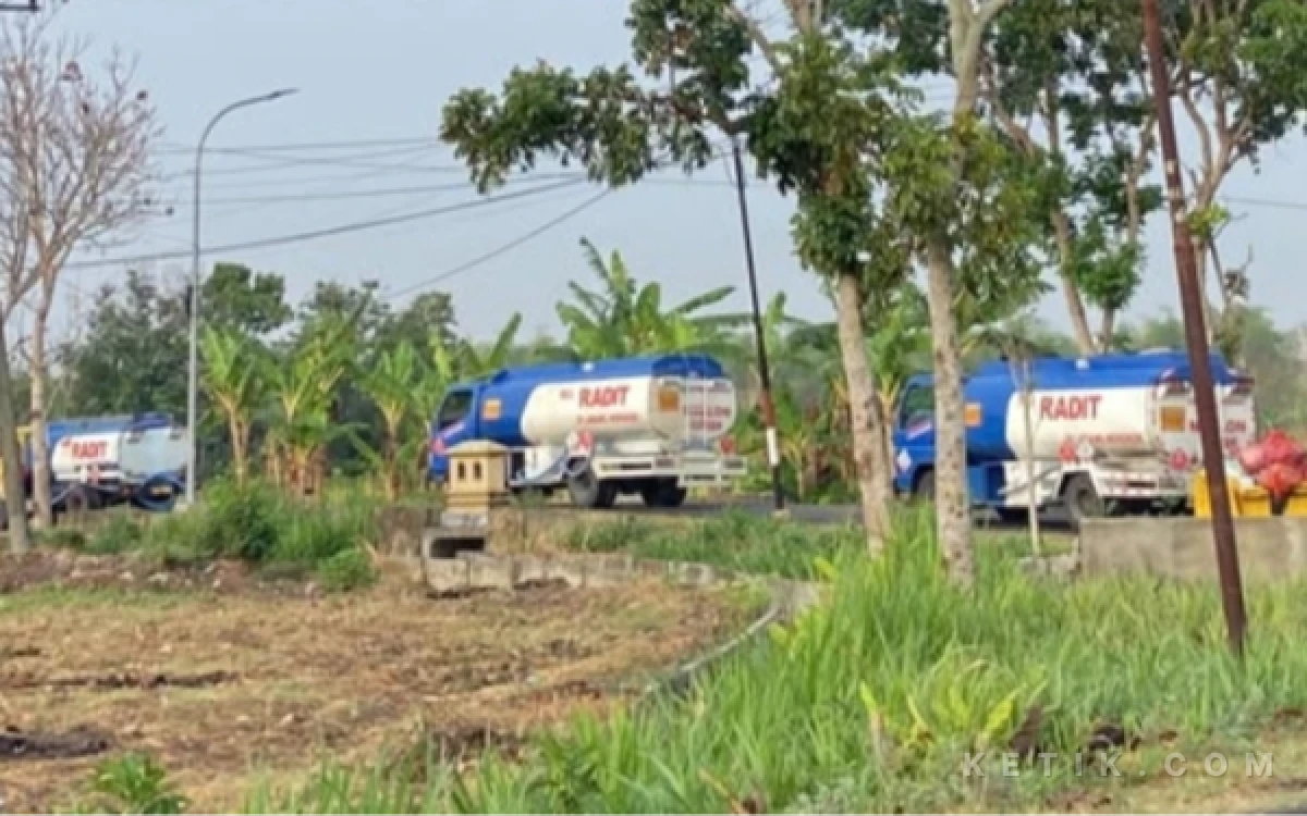Foto Iring - iringan Armada truk tangki Air bersih saat akan disalurkan kepada warga yang membutuhkan di Kecamatan Senori, Minggu 25 Oktober 2026 (Foto: Ahmad Istihar/Ketik.com)