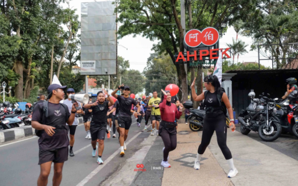 Foto Memperingati hari anniversary ke-1, Ah Pek Kopitiam menyelenggarakan Fun Run dan bagi-bagi voucher kepada pelari Malang. (Foto: Ah Pek Kopitiam)