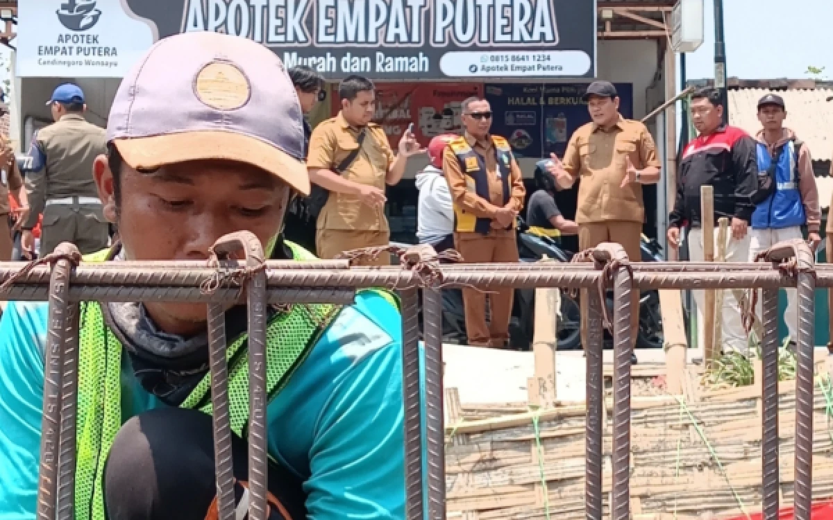 Thumbnail Berita - Jembatan Candinegoro Telat; Bupati Subandi Minta Cepat, Kontraktor Yakin Lebih Cepat
