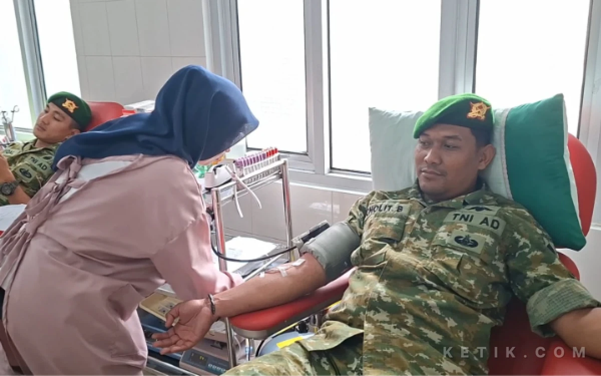 Foto Prajurit Yonif TP 444/Satria Setyonegoro, saat mendonasikan darahnya di tangani petugas medis PMI Kabupaten Wonosobo. (Foto: Lik Ist for Ketik.com)