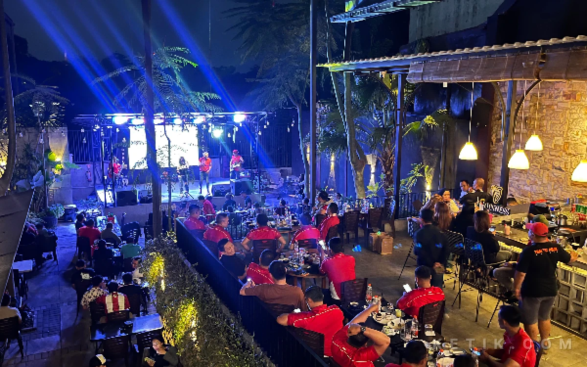 Foto Suasana nobar yang penuh dengan antusiasme penonton untuk menyaksikan kemenangan Timnas Indonesia. (Foto: Lutfia/Ketik.com)