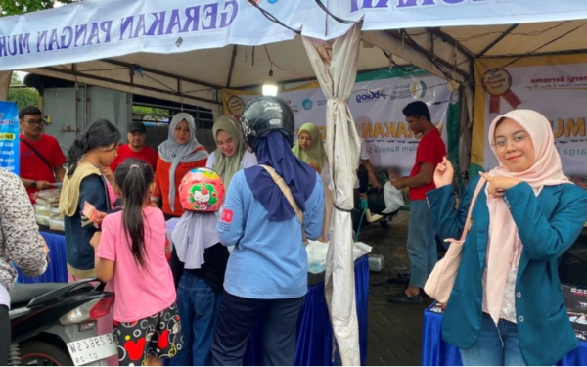 Foto Mahasiswa MBKM PSDKU Universitas Brawijaya Kediri mendokumentasikan antusiasme masyarakat dalam kegiatan GPM sebagai bahan publikasi berita pada website dinas. ( Foto : Naswa/Mahasiswi UB Kediri)