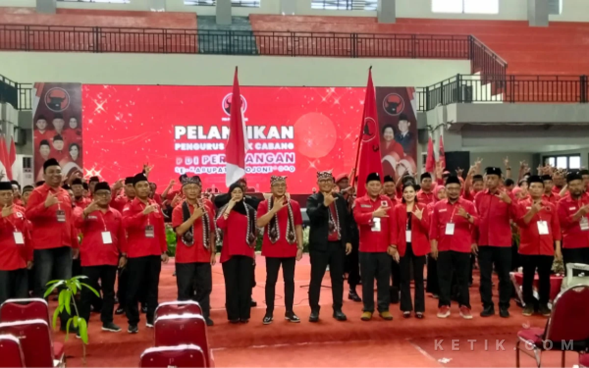 Thumbnail Berita - DPC PDI Perjuangan Bojonegoro Lantik 1.300 PAC, Target Menang Pemilu 2030
