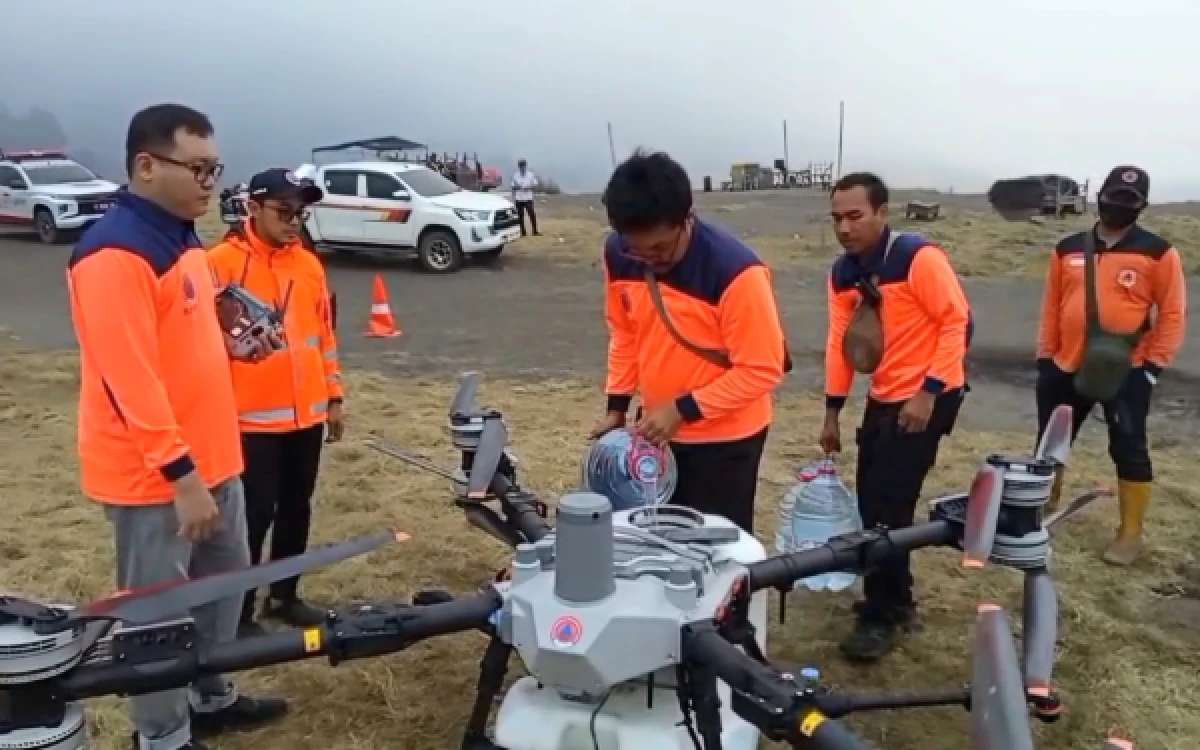 Thumbnail Berita - BPBD Jatim Kerahkan Drone Water Spray dan Truk Pemadam untuk Padamkan Api di Bromo