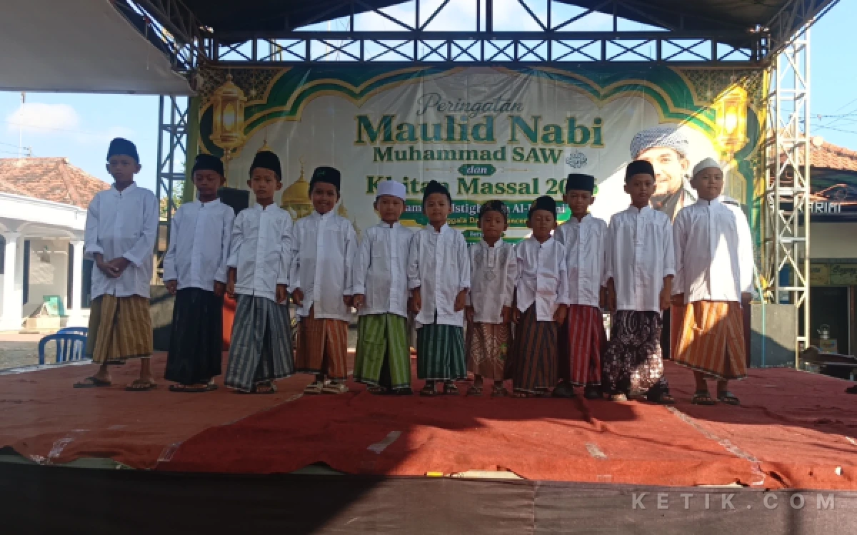 Thumbnail Berita - Belasan Anak Ikuti Khitan Massal hingga Bazar Berkah Jam'iyah Istighosah Al-Karimi Gresik