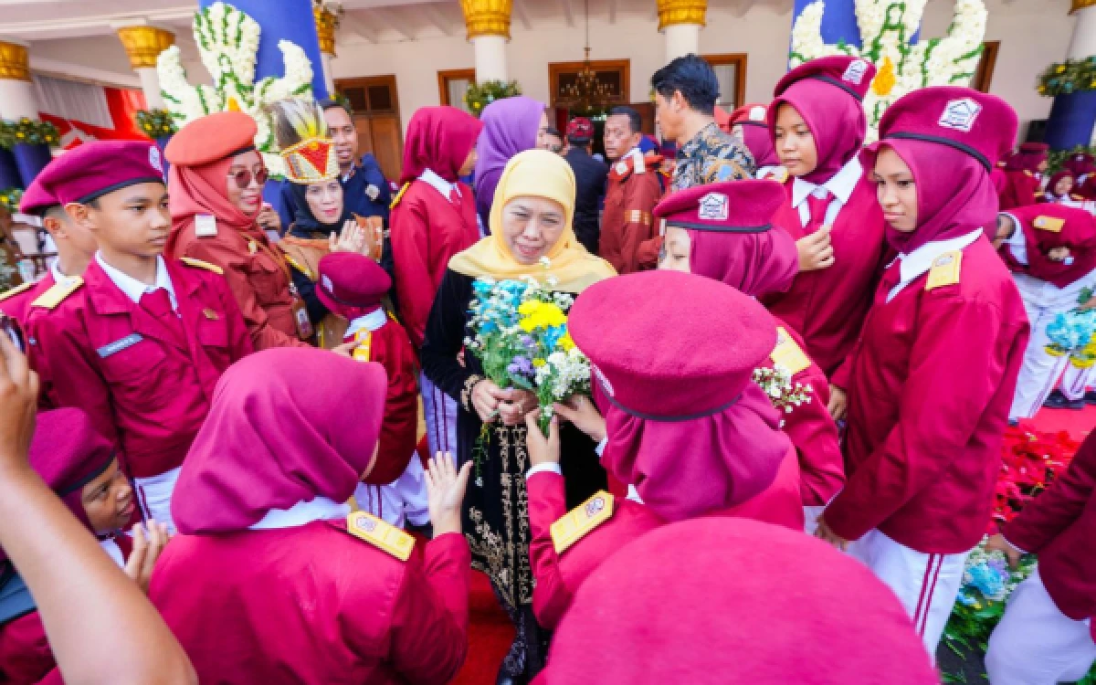 Thumbnail Berita - Hardiknas 2026 di Grahadi Tampil Beda, Gubernur Khofifah Bangga Paskibra Lintas Jenjang dan Pidato 5 Bahasa Siswa