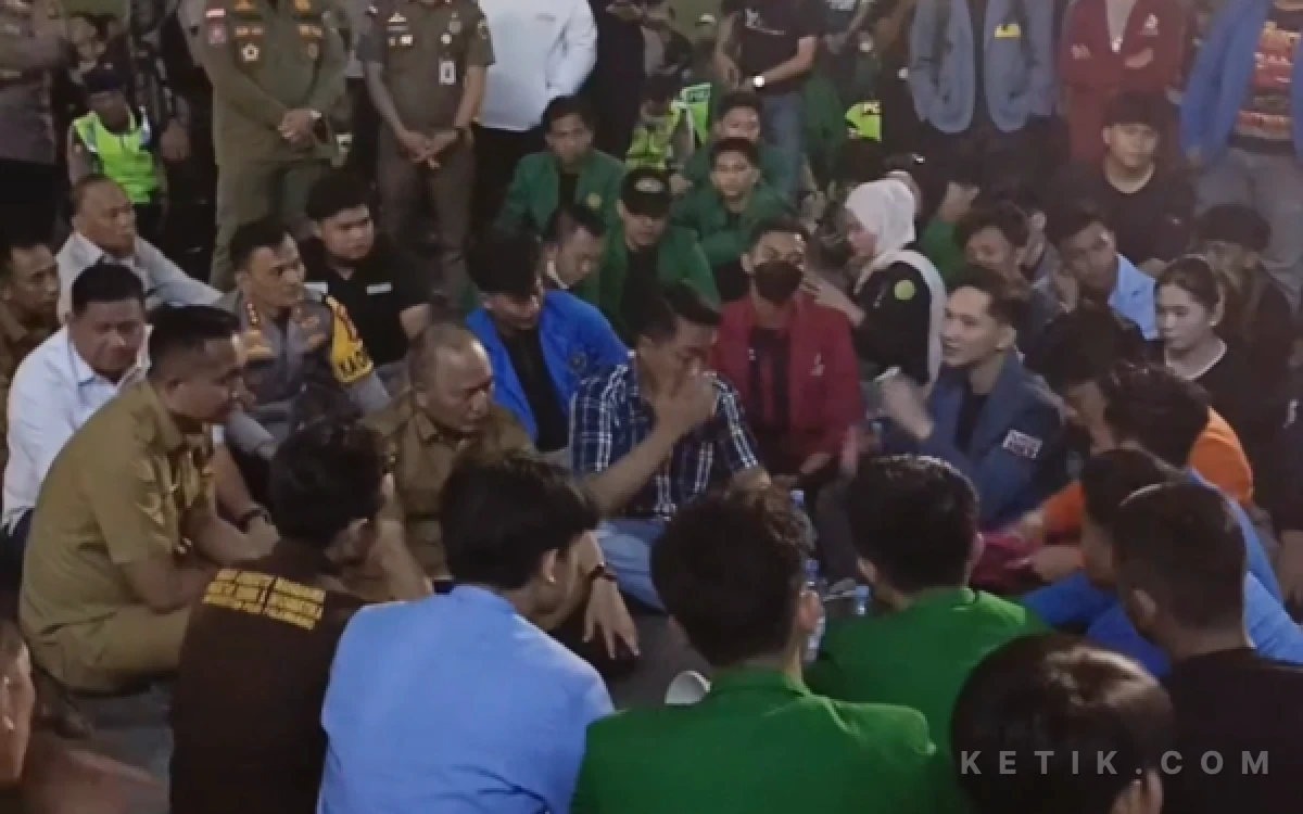 Thumbnail Berita - Mahasiswa dari 15 Kampus Kepung Pemprov Sumsel, Tuntut Penanganan Karhutla Maksimal