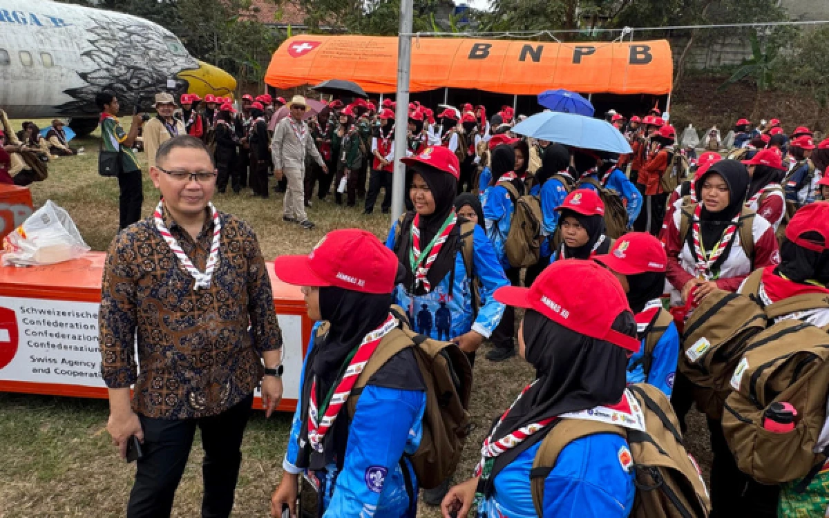 Foto Kadisdik Jatim Aries Agung Paewai memberikan semangat kepada kontingan asal Jawa Timur di Jamnas XII 2026 di Bumi Perkemahan (Buperta) Pramuka, Cibubur, Jakarta, Selasa (Foto: Kiagus Firdaus)