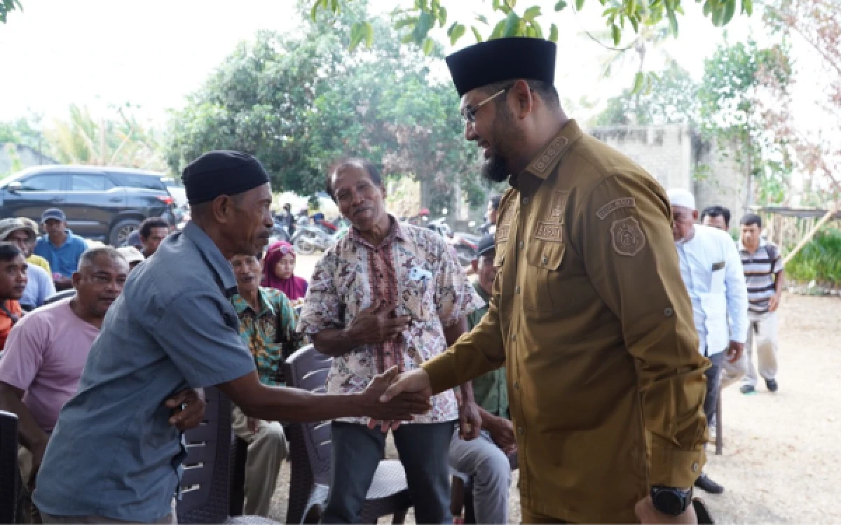 Thumbnail Berita - Bupati Bassam Pacu Renaisans Kelapa Halmahera Selatan, 550 Ribu Bibit untuk 200 Kelompok Tani
