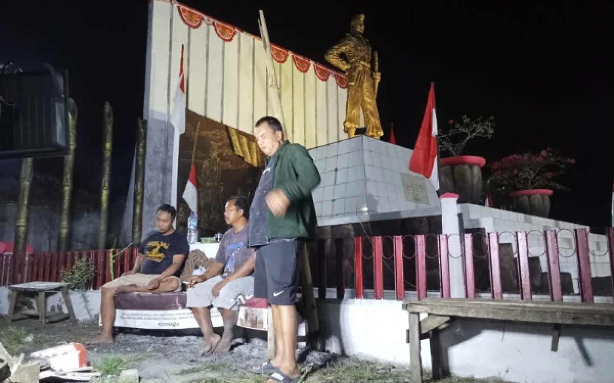 Thumbnail Berita - Jelang Agustusan PK5 Klakah Gotong Royong Perindah Monumen Kapten Suwandak