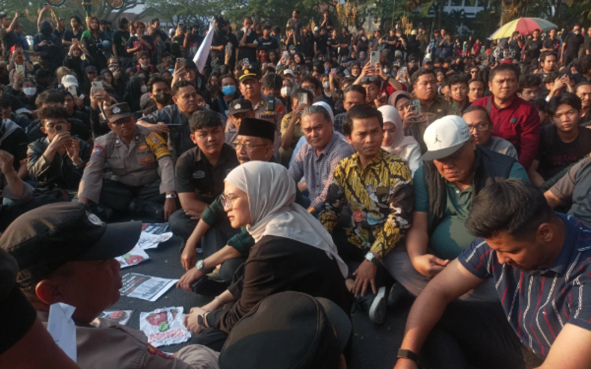Thumbnail Berita - Temui Massa Demo, Ketua DPRD Kota Malang Setuju Program MBG Dievaluasi Total