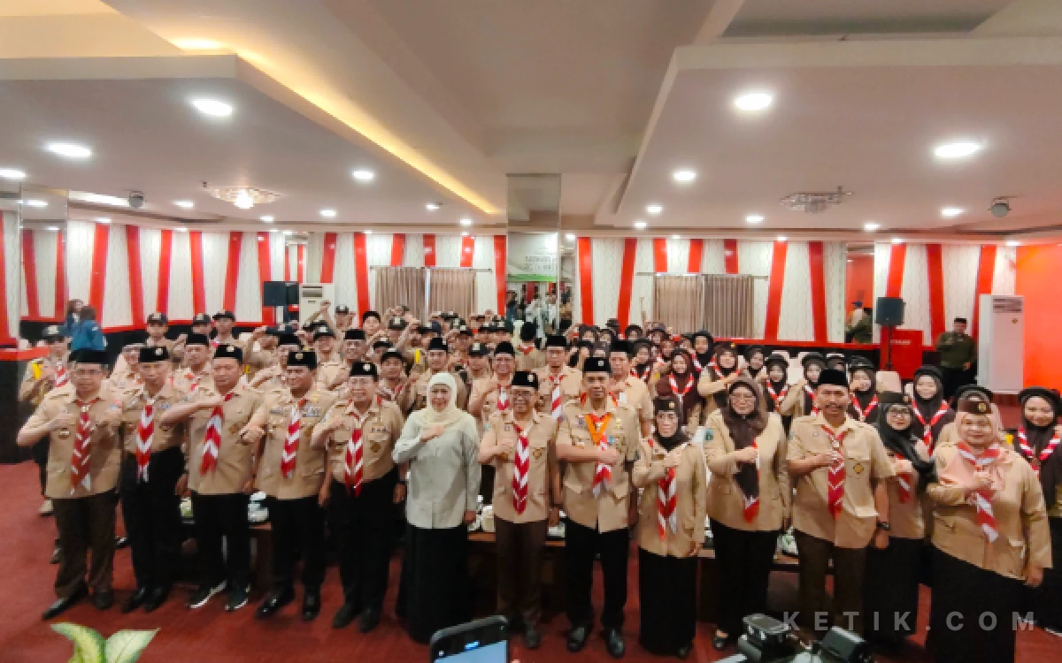 Foto Gubernur Jatim Khofifah Indar Parawansa, Kakanwil Kemenag Jatim Akhmad Sruji Bahtiar dan jajaran Kwarda Pramuka Jatim melepas peserta PPSN. (Foto: Fitra/Ketik.com)