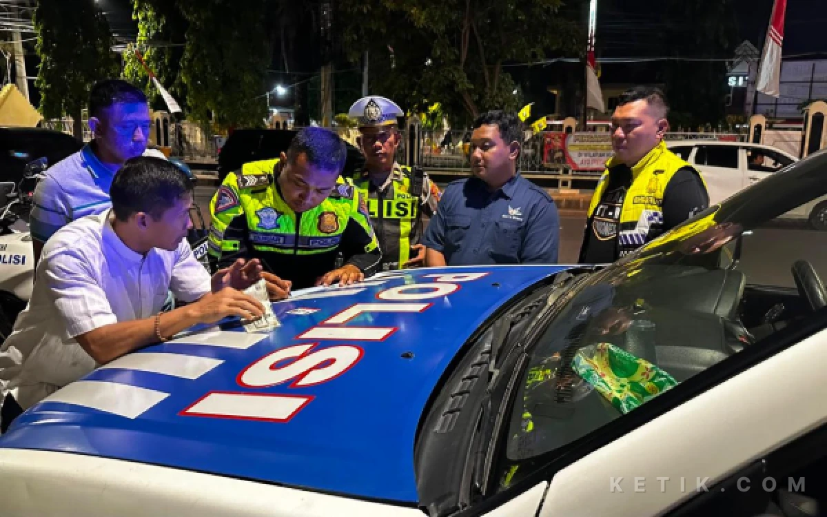 Thumbnail Berita - Bus Pariwisata Nyaris Celakakan Wartawan di Situbondo, Sopir Langsung Ditilang