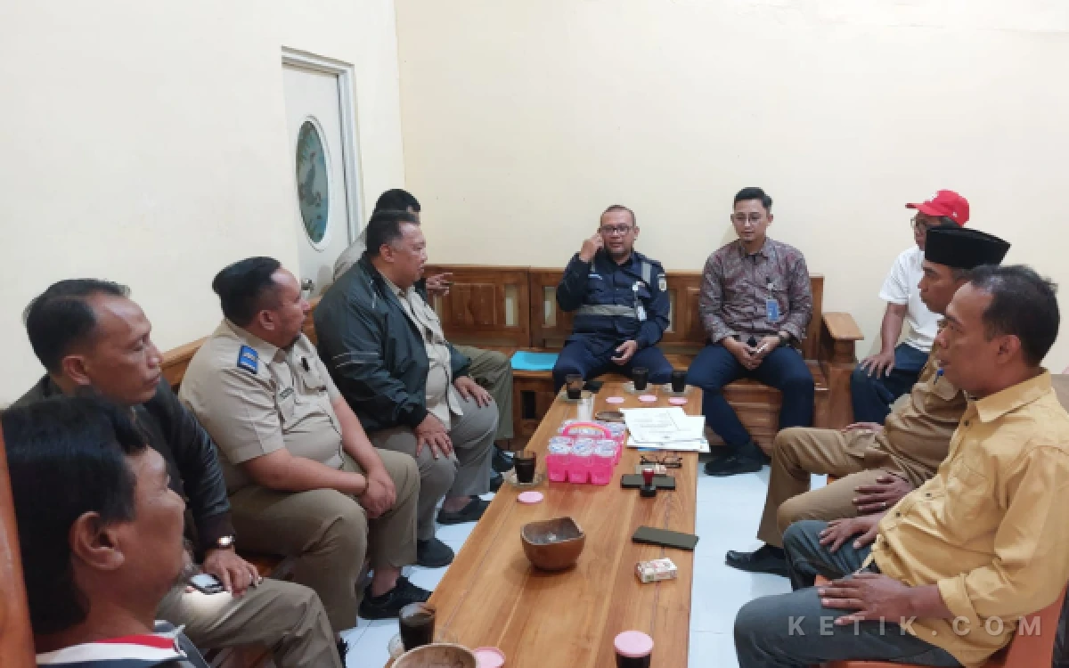 Thumbnail Berita - Tim NKI dan Anggota DPRD Situbondo Saksikan Penandatanganan Surat Penegasan KAI Daop 9 Untuk Warga Pesisir Desa Kilensari