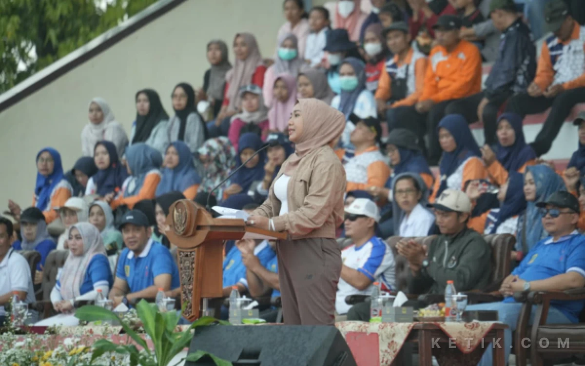 Foto wali kota mojokerto ning ita saat membuka acara  popkot kota mojokerto ( foto : sholahudin/ ketik.com)