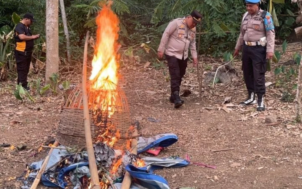 Thumbnail Berita - Terima Laporan Warga, Polisi Bakar Lokasi Diduga Tempat Sabung Ayam di Pakisaji Kabupaten Malang