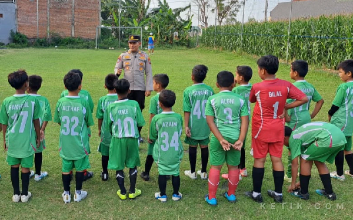 Thumbnail Berita - Bentengi Generasi Muda dari Narkoba, Satbinmas Polres Situbondo Gelar Binluh untuk Atlet Muda Sekolah Sepak Bola