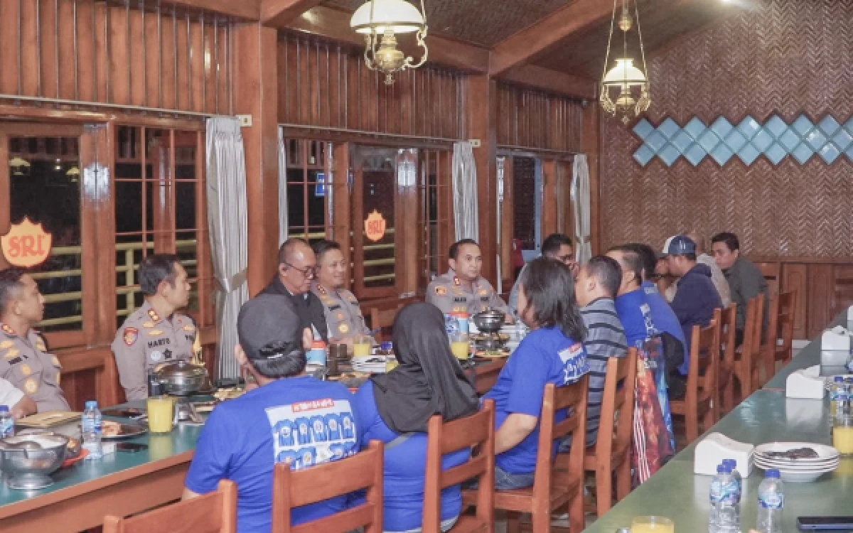 Foto Pertemuan antara perwakilan Bonek dan Arema bersama kepolisian pada Rabu, 12 Agustus 2026 malam (Foto : Humas Polresta Malang Kota)