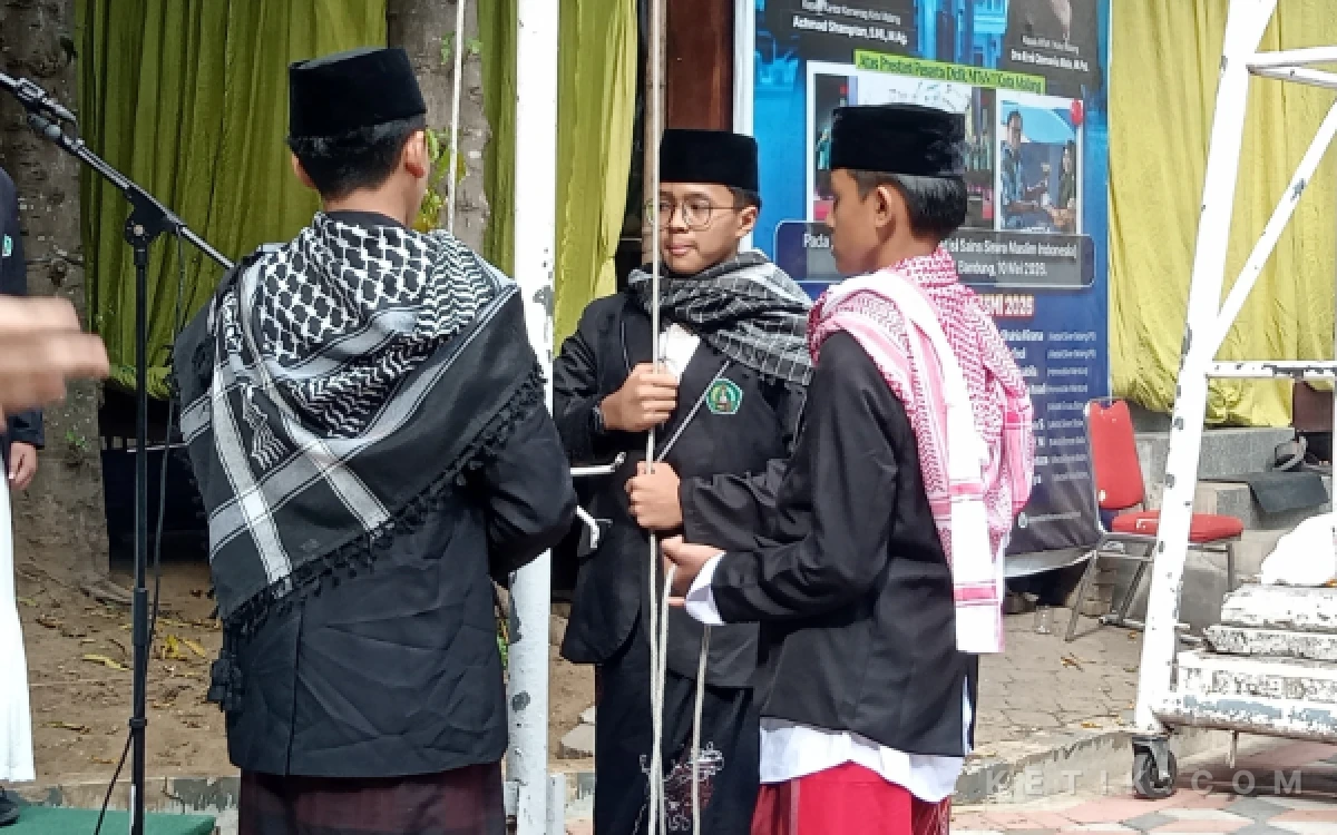 Foto Pengibaran bendera merah putih dalam upacara memperingati Hari Santri Nasional di MTsN 1 Kota Malang. (Foto: Aliyah/Ketik.com)