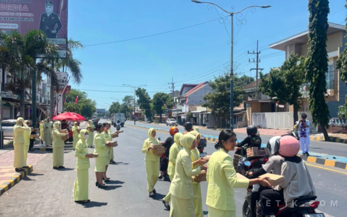 Thumbnail Berita - Pertemuan Rutin Sekaligus Bakti Sosial, IAD Kejari Situbondo Bagikan Nasi Kotak