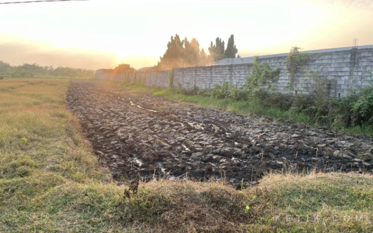 Thumbnail Berita - Diduga Buang Limbah Cair di Tengah Sawah, PT ENERO Mojokerto Disanksi DLH Jatim