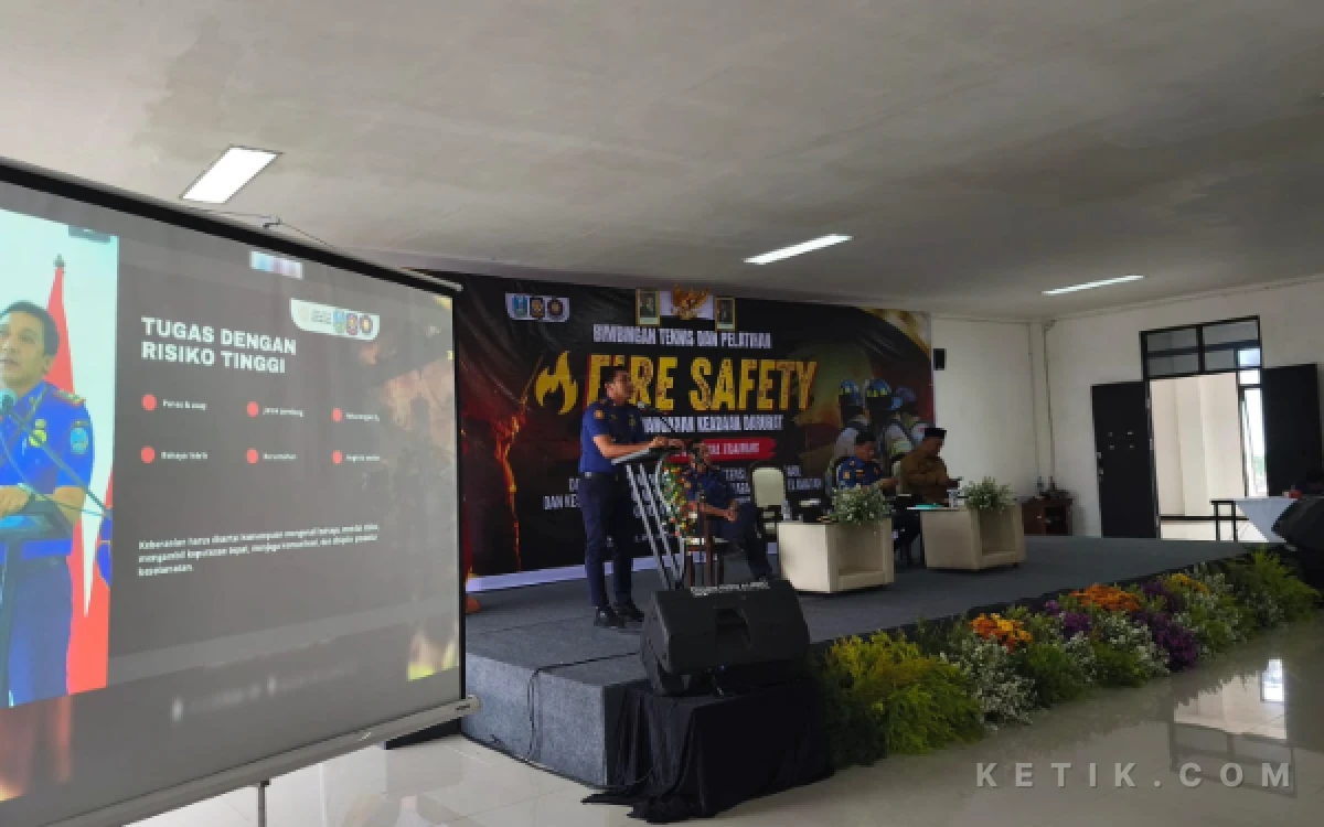 Foto Kepala Bidang Pemadam Kebakaran dan Penyelamatan Satpol PP Provinsi Jawa Timur, Hadid Manggala Shofwan, S.T., S.H., M.M. saat membuka acara Bimtek dan pelatihan fire safety serta penanganan keadaan darurat di Balai Diklat Claket Mojokerto (foto : sholahudin/ketik.com)