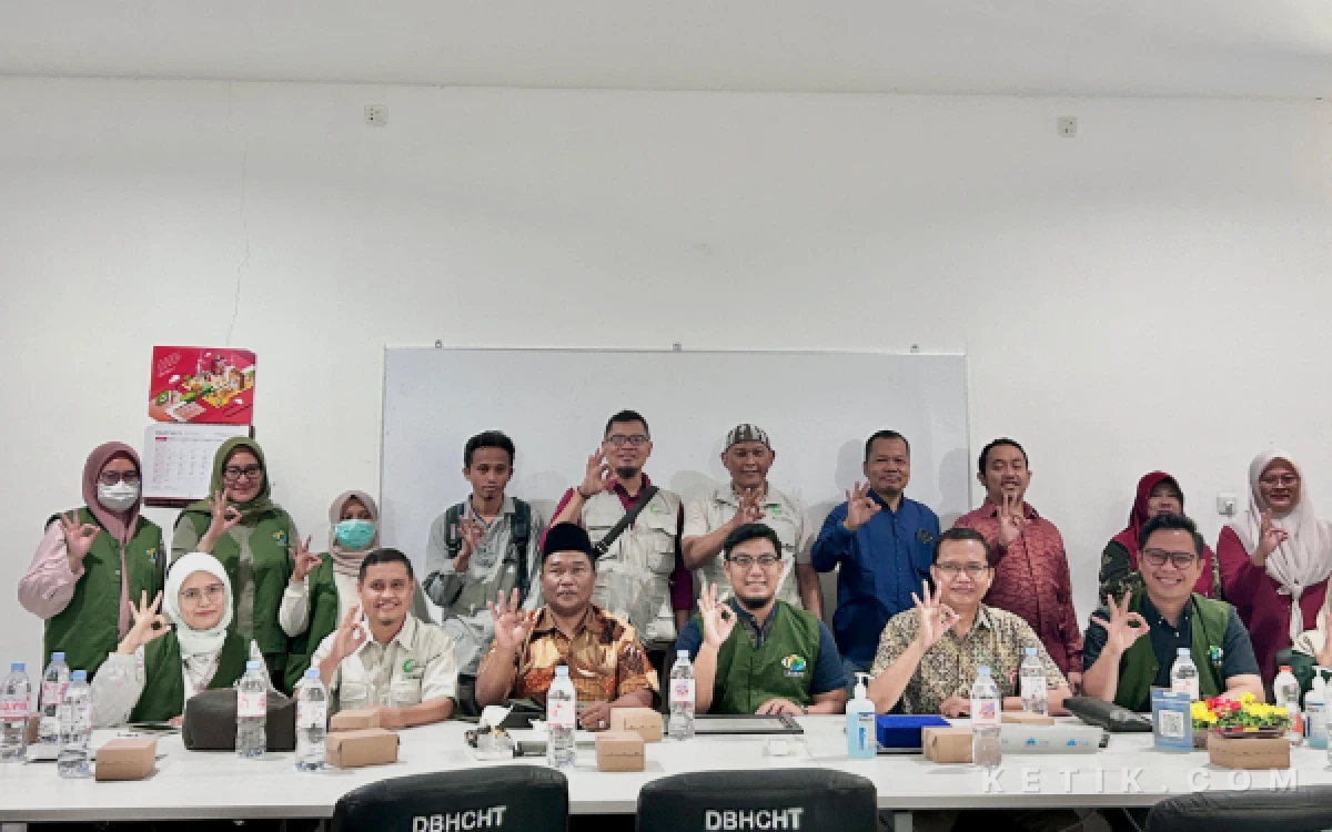 Foto Para tim nekes di RSUD Ketapang saat foto bersama dengan mitra operasi katarak gratis (Foto: Mat Jusi/Ketik.com)