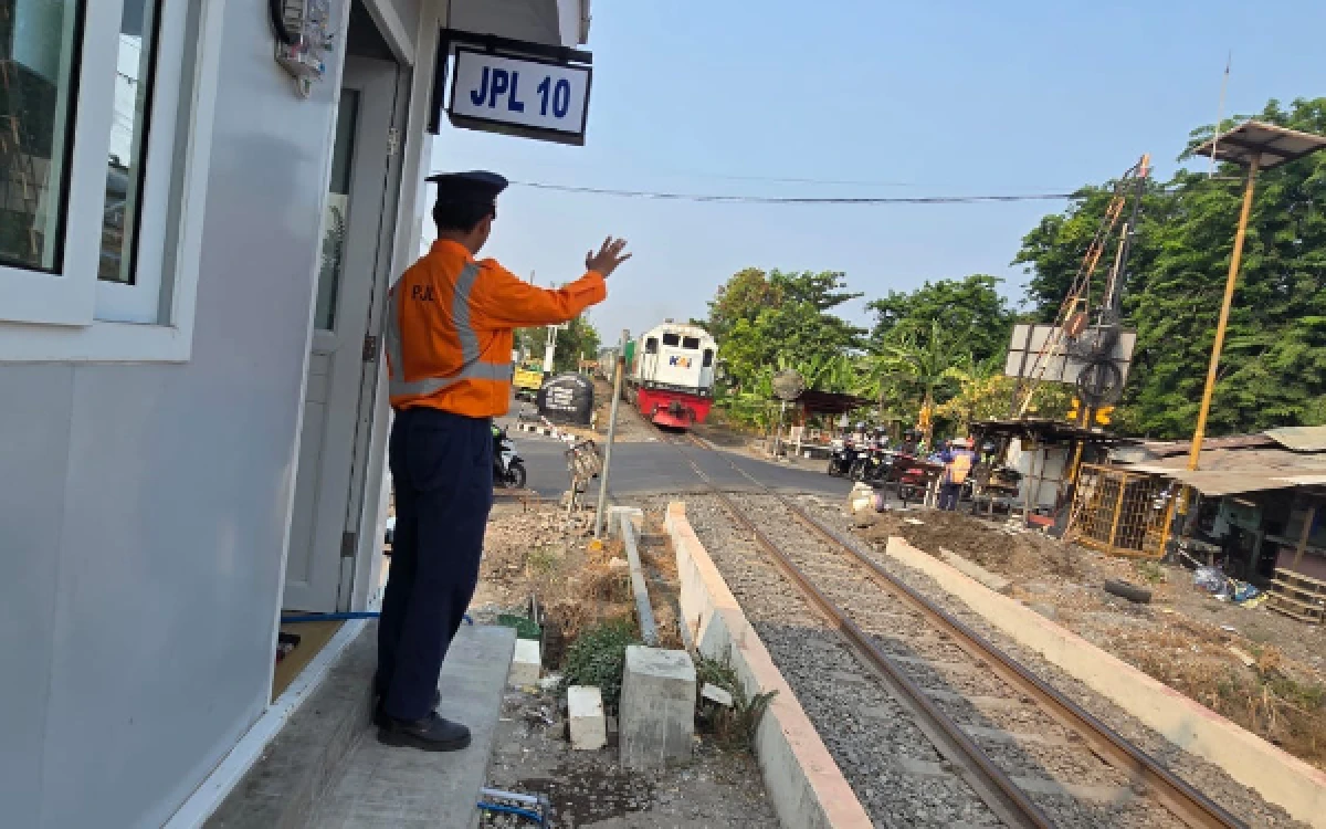 Thumbnail Berita - KAI Daop 8 Operasikan 3 Pos JPL Baru, 12 Titik Lain Masih Dibangun