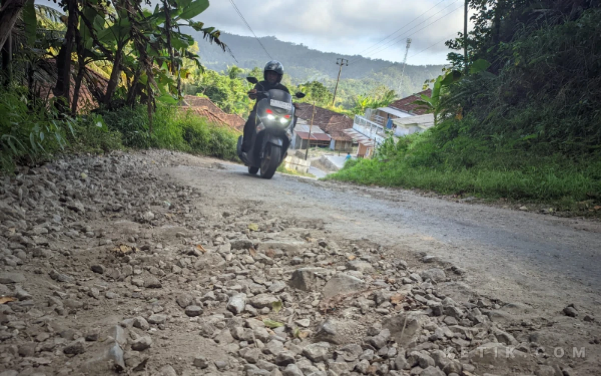 Foto Kondisi tanjakan maut Salam Growong ruas jalan Ketro-Sidomulyo yang rawan kecelakaan dan masih dipenuhi kerusakan.