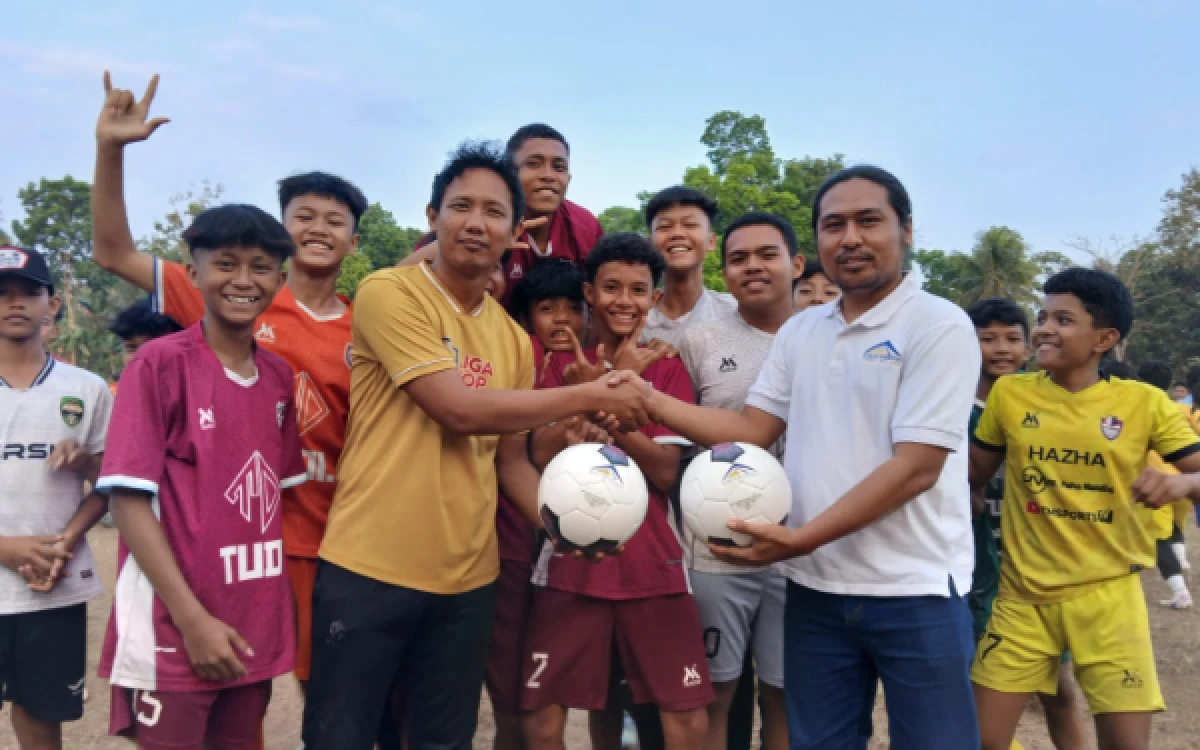 Thumbnail Berita - HUT Ke-11 SSB Golden Goal Meriah, PT BSI dan Polresta Banyuwangi Bagikan Bola untuk 4 SSB