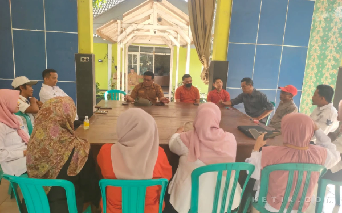 Thumbnail Berita - Camat Asembagus Situbondo Warning Petugas Sensus: Jangan Isi Data Berdasarkan Asumsi