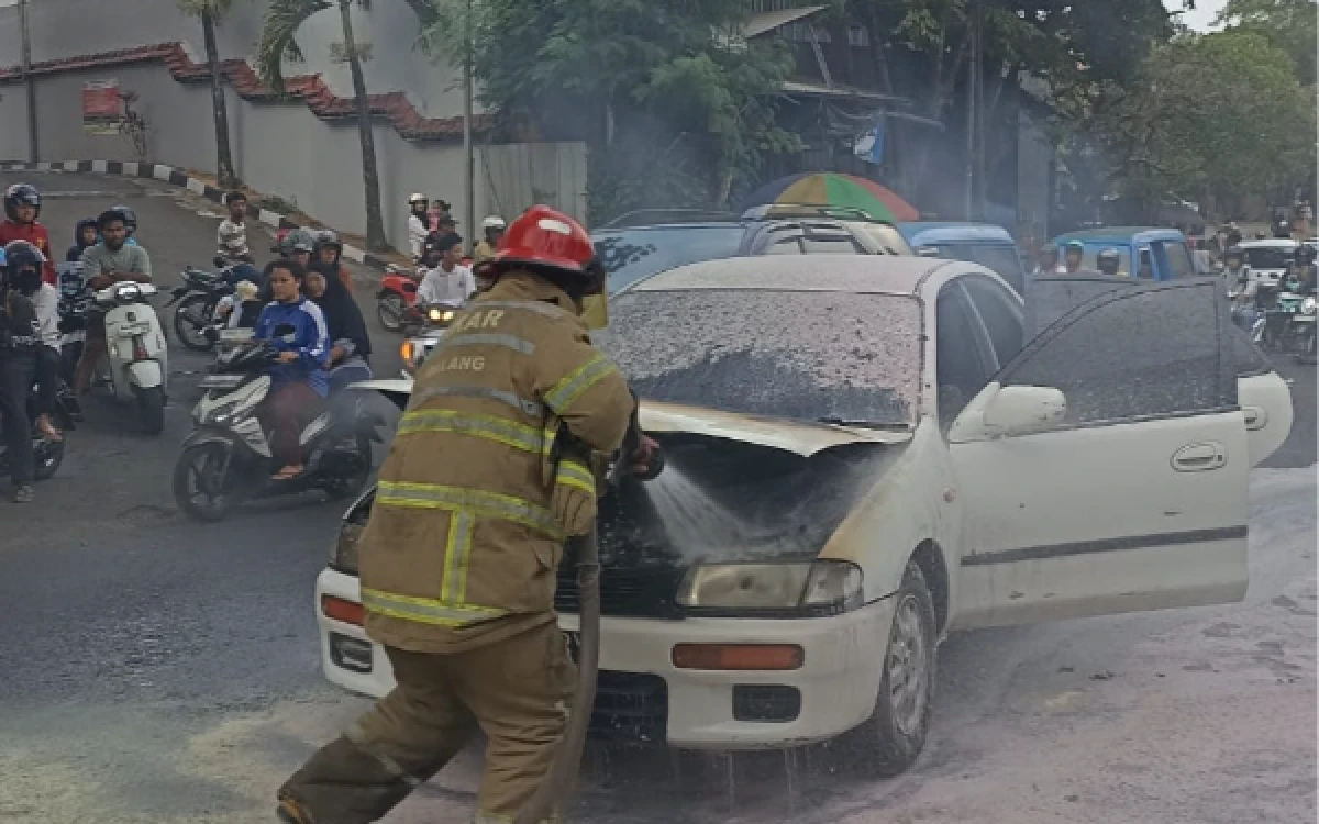 Thumbnail Berita - Mazda Terbakar di Perempatan Mergan Malang, Diduga Akibat Malafungsi Kelistrikan