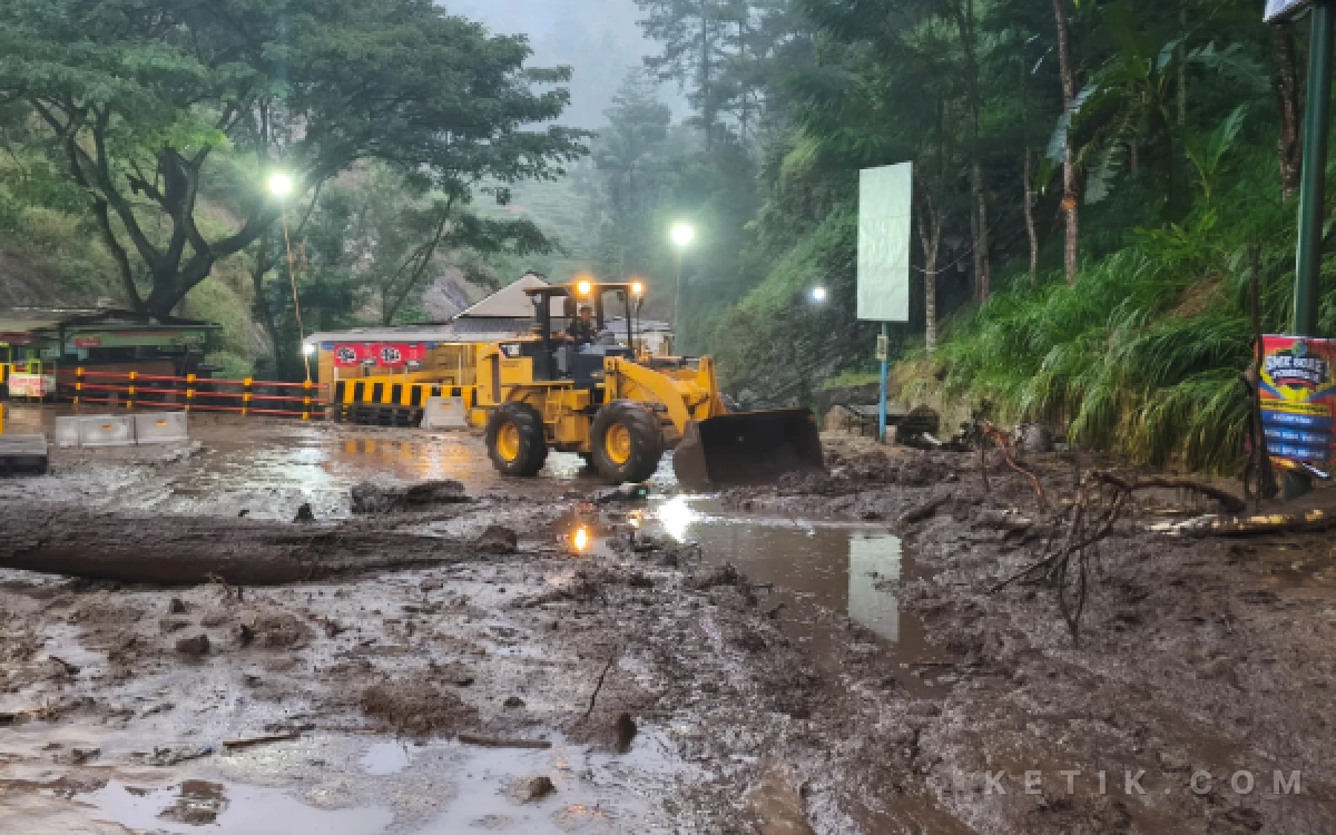 Thumbnail Berita - Longsor! Akses Ponorogo–Pacitan via Jembatan Plapar Ditutup Total, Ini Jalur Pengalihannya