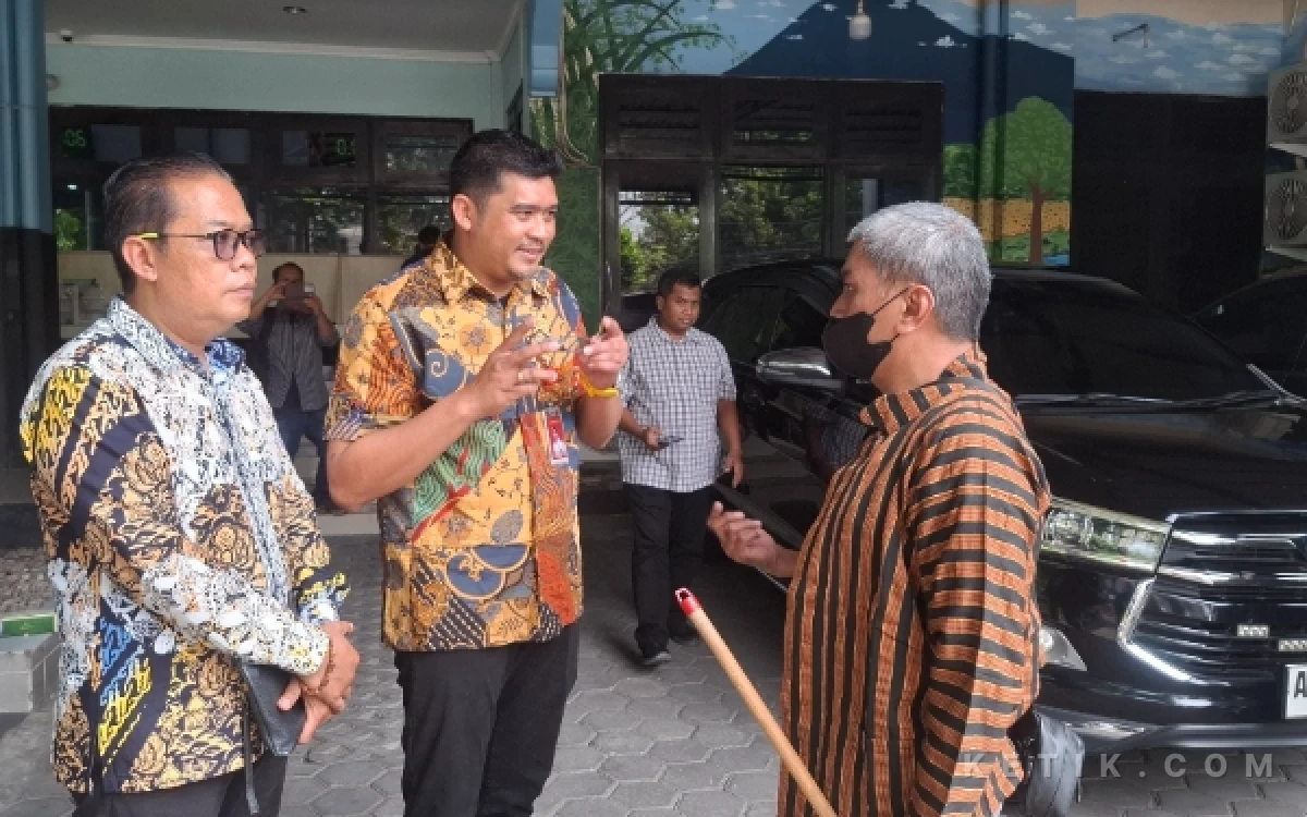 Foto Plt Kepala Kantah Sleman, Andi Reza Fitrian Eru Setiawan (tengah), memberikan keterangan kepada Baharuddin Kamba terkait komitmennya melakukan perombakan standar operasional prosedur (SOP) pelayanan, Jumat, 12 Juni 2026. (Foto: Fajar R/Ketik.com)