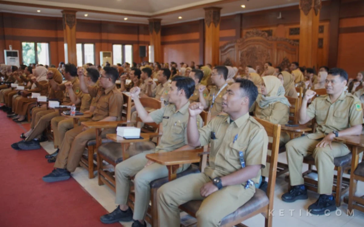 Foto para peserta semua ASN di lingkungan Pemkot Mojokerto di acara  Coaching “Ning Ita Sinar ASN” yang digelar di Ruang Sabha Mandala Madya, Balai Kota Mojokerto ( foto : humas pemkot mojokerto/ ketik.com)