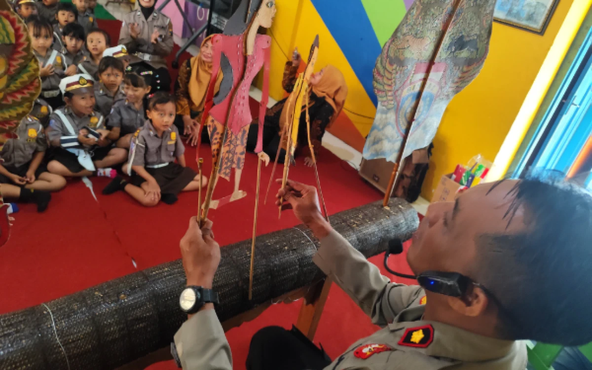 Foto Polisi di Kediri Jadi dalang saat momen Hari Kebangkitan Nasional di TK Kemala Bhayangkari, Selasa 19 Mei 2026.  (Foto : Polsek Kota Kediri for Ketik.com).