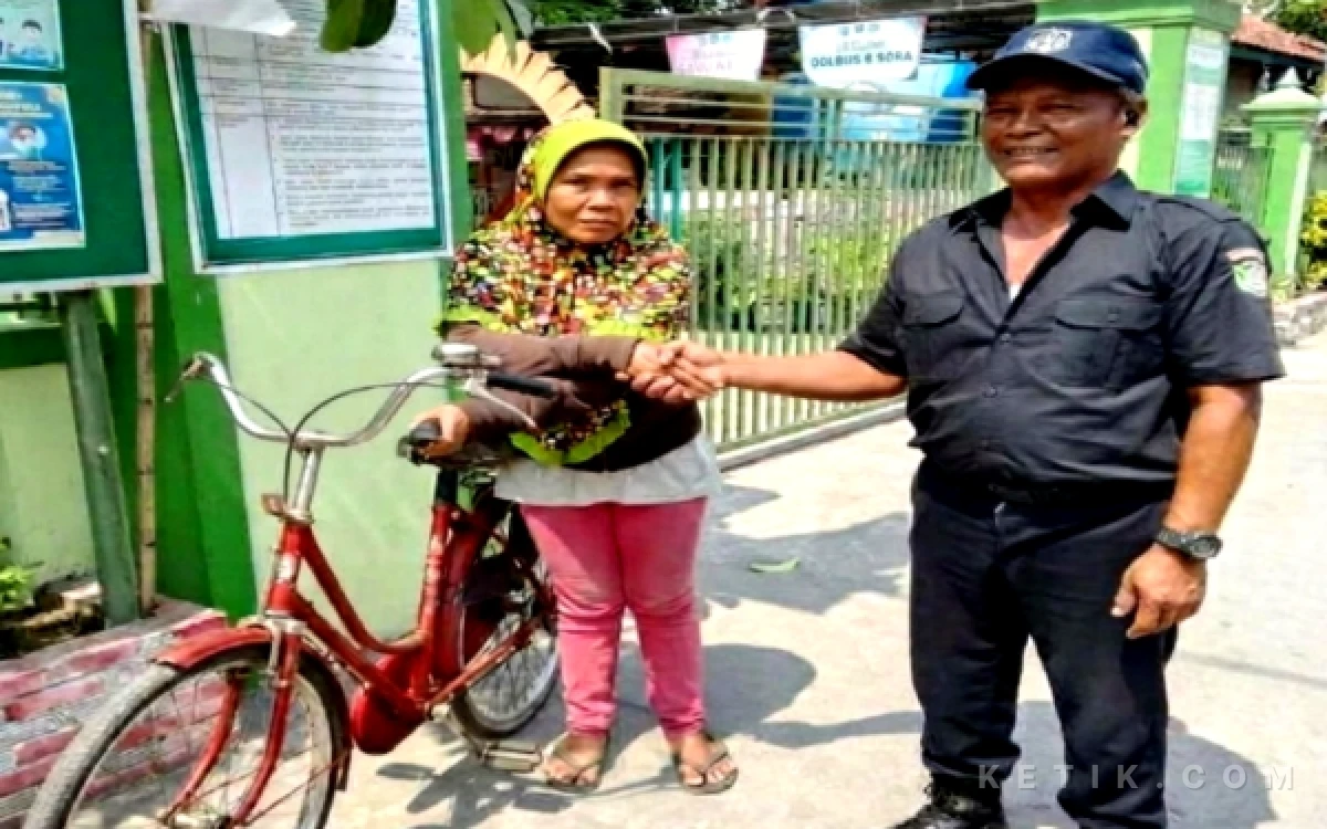 Thumbnail Berita - Satpam RA-MI NU Sumberdadi Tulungagung Hibahkan Sepeda untuk Ibu Siswa SMPN 1 Sumbergempol