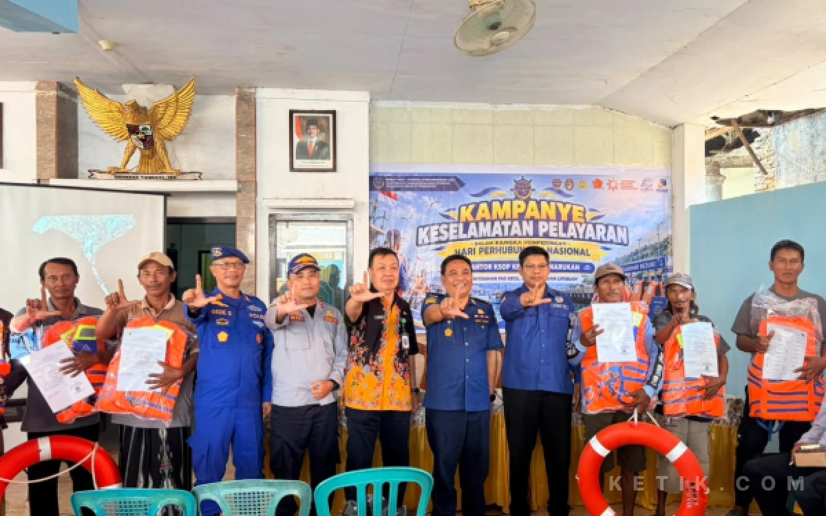 Thumbnail Berita - Kampanye Keselamatan Pelayaran, KSOP Kelas IV Panarukan Bekali Nelayan dengan E Pass Kecil dan Alat Keselamatan