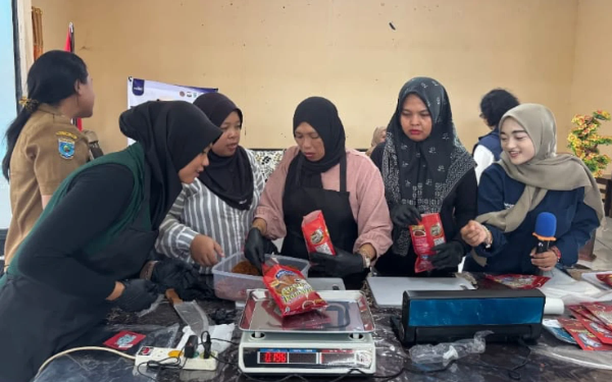 Foto Proses praktik pelatihan pengemasan produk olahan ikan TEP ITS bersama masyarakat Manokwari Selatan, Selasa, 13 Oktober 2026. (Foto: Tim Ekspedisi Patriot ITS 2026)