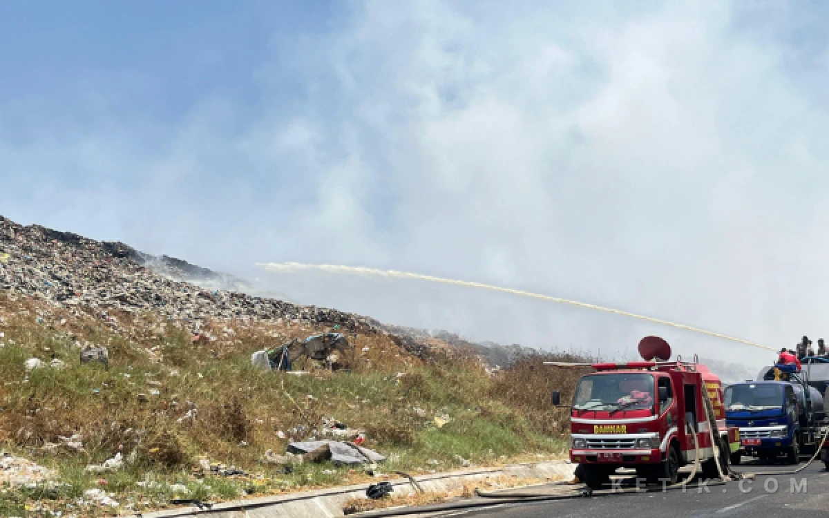 Thumbnail Berita - 8 Hektar Lahan TPA Supit Urang Kota Malang Terbakar, Alat Pemadam Tambahan Dikerahkan Tembus Medan Sulit