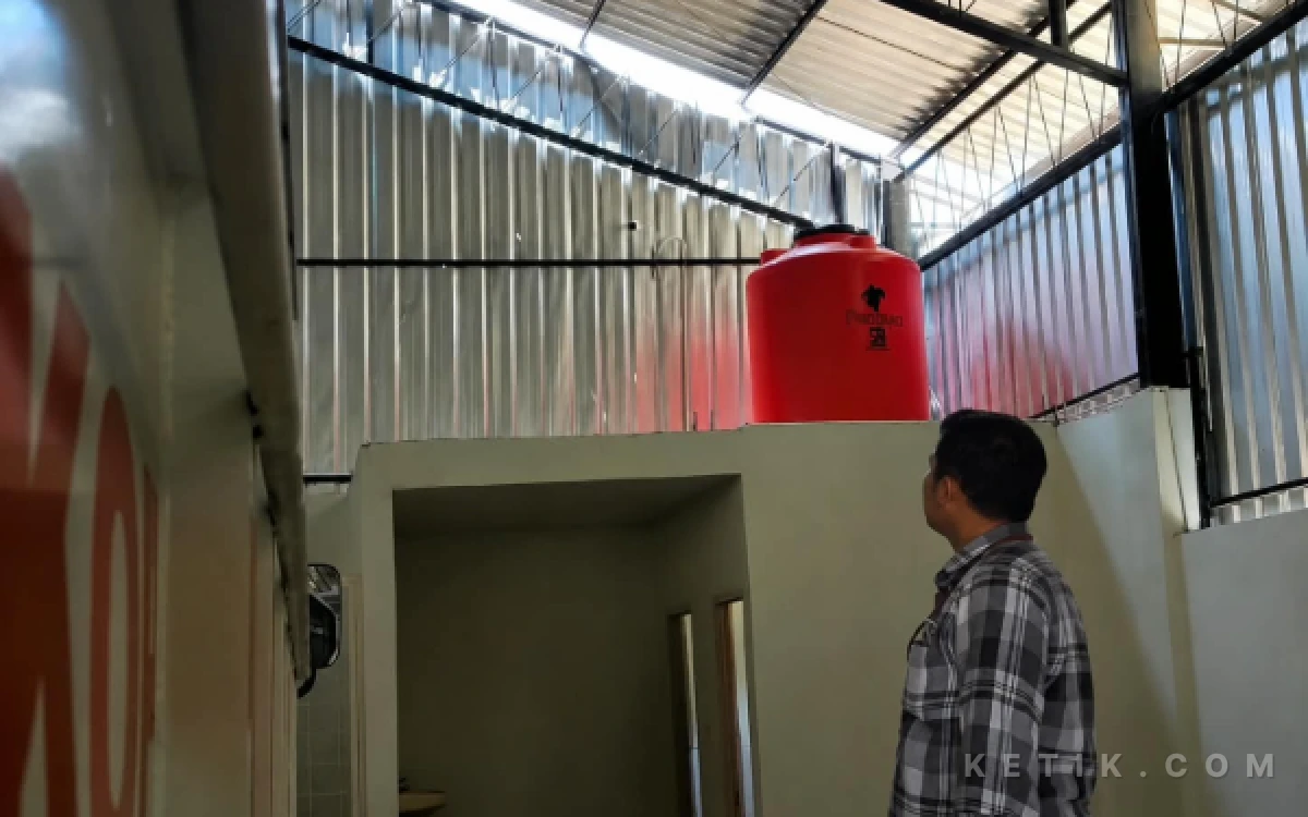 Thumbnail Berita - Tiga Bulan Rampung Dibangun, Atap Gerai KDMP di Pacitan Menganga Tak Kuat Diterpa Angin
