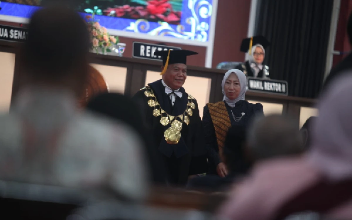 Thumbnail Berita - Kisah 'Pasangan Fisika' Warnai Pengukuhan Rektor Unikama Prof. Sudi Dul Aji sebagai Guru Besar