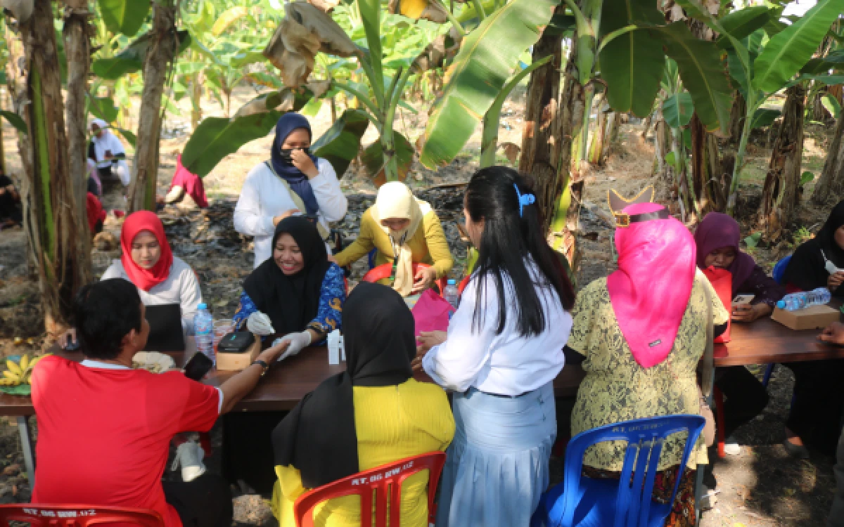 Foto Warga RT 06 mengikuti layanan cek kesehatan gratis berupa pemeriksaan tekanan gula darah dan konsultasi kesehatan di Area Perkebunan Benowo, Tegal Gang 8, Surabaya. Pada Senin, 17 Agustus 2026. (Foto: Dokumentasi Karang Taruna Benowo Surabaya for Ketik.com)