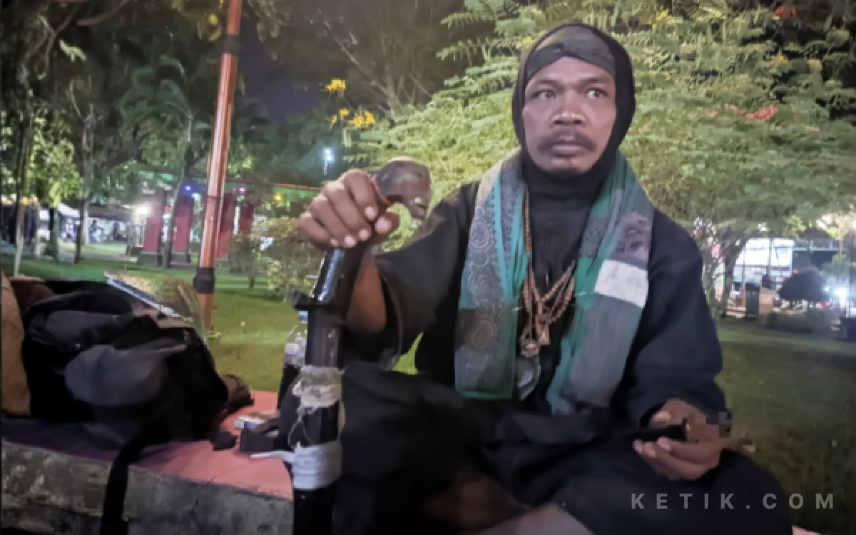 Thumbnail Berita - Berbekal Syahadat dan Sebotol Kopi, Joko Kendil Singgah di Pacitan Sebelum Naik ke Gunung Semeru