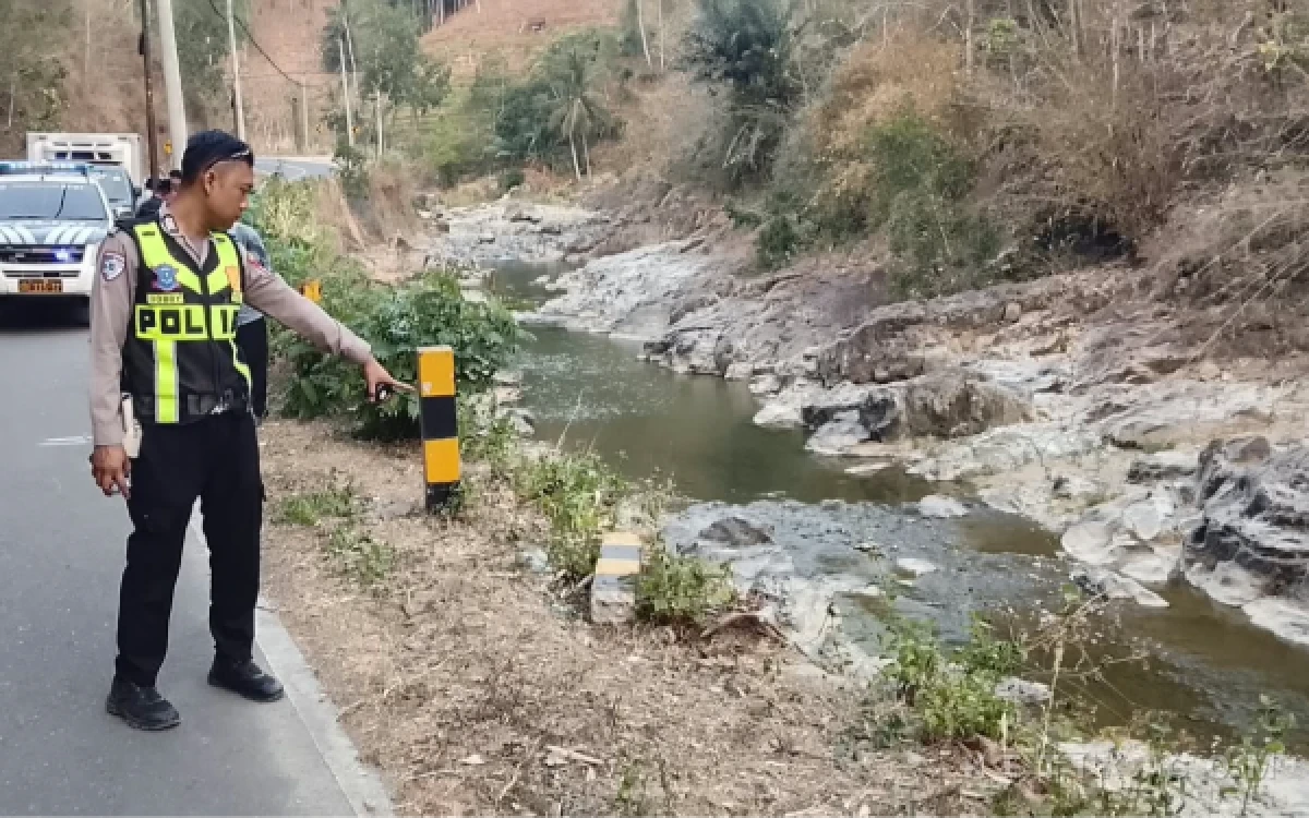 Thumbnail Berita - Senggol L300 di Jalur Pacitan-Ponorogo, Pelajar 14 Tahun Tewas Terpelanting ke Sungai Grindulu