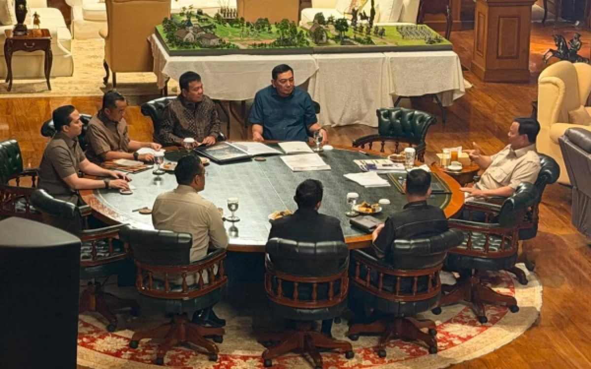 Thumbnail Berita - Prabowo Instruksikan Pangkas Birokrasi BUMN, Keputusan Harus Lebih Cepat