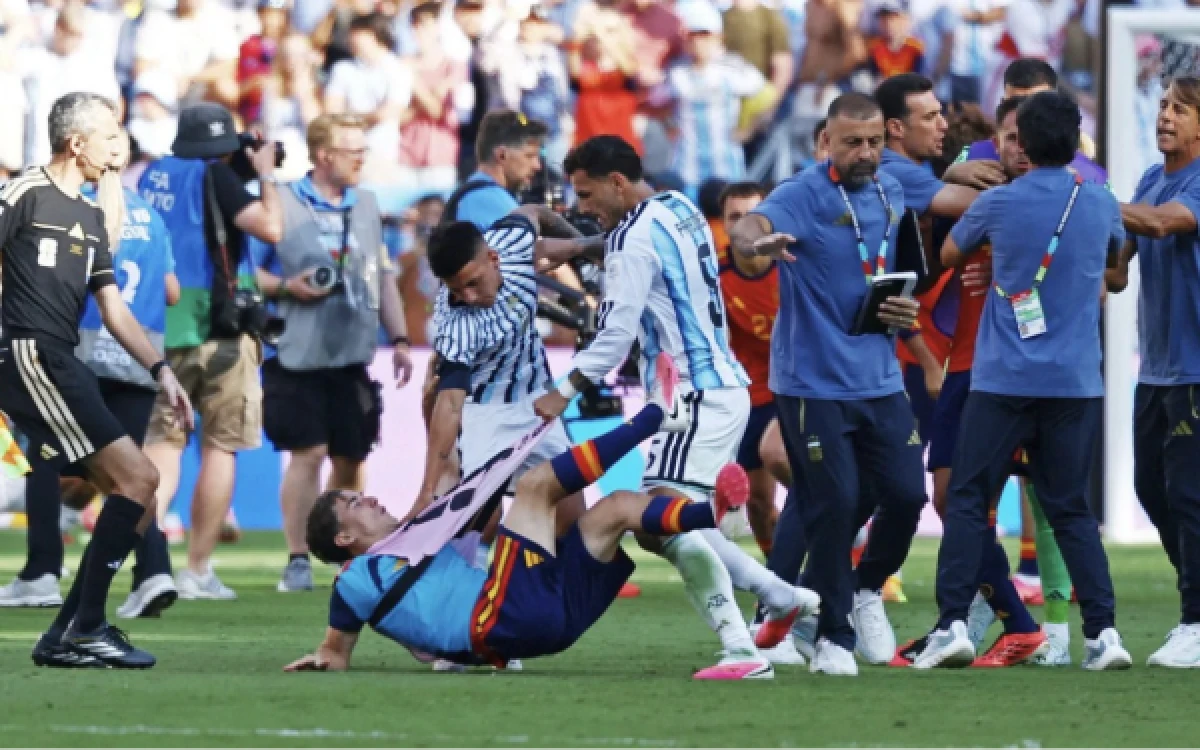 Thumbnail Berita - Sejumlah Pemain Argentina Terancam Sanksi, FIFA Investigasi Kericuhan Final Piala Dunia 2026