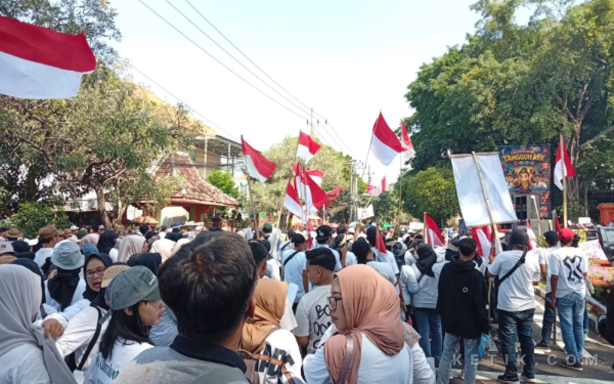 Foto Tampak ratusan pendomo gelar aksi didepan pendopo pemkab Mojokerto(Sholahuddin/Susilo/ketik.com)