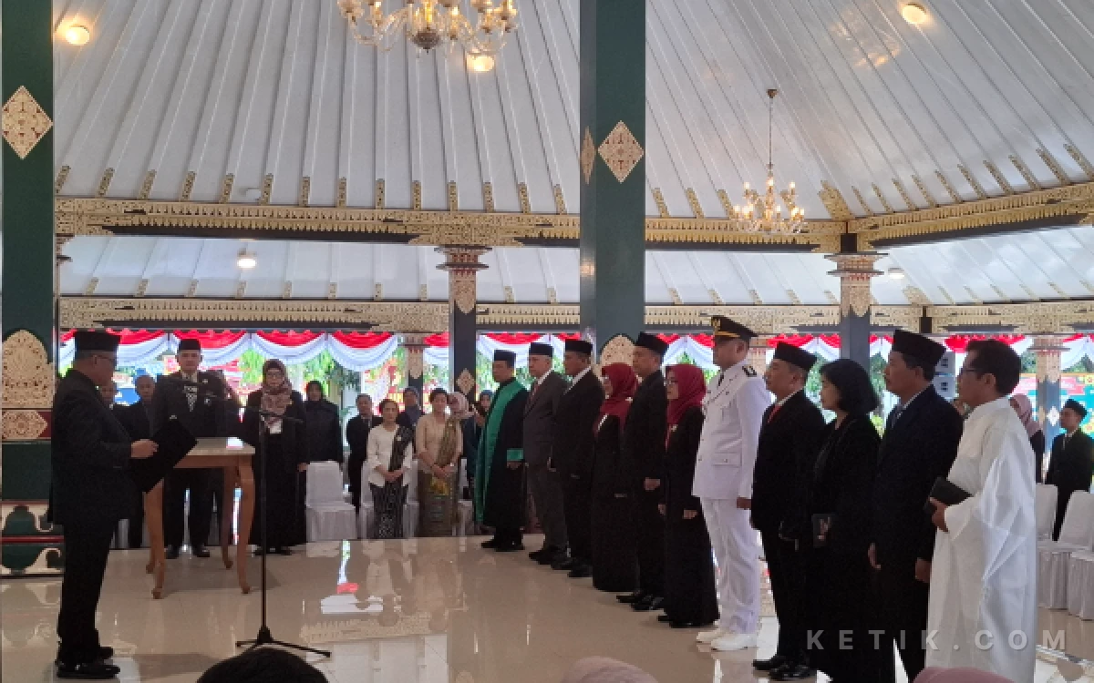 Foto Sejumlah pejabat baru di lingkungan Pemkab Sleman saat mengikuti prosesi pengambilan sumpah jabatan di bawah bimbingan rohaniwan. (Foto: Fajar R/Ketik.com)